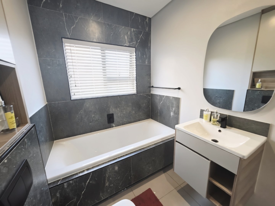 To Let 4 Bedroom Property for Rent in Sandown Western Cape